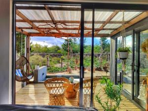 un patio con una terraza de madera con pérgola en Into The Mystic en Ciudad del Cabo