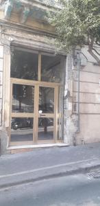 un escaparate con un reflejo de un coche en él en Luna&Siria, en Salerno