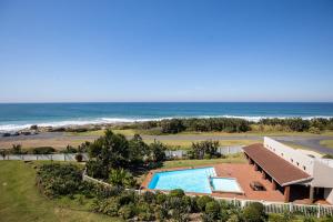- une vue aérienne sur un complexe avec une piscine et l'océan dans l'établissement Laguna La Crete 9, à Uvongo Beach
