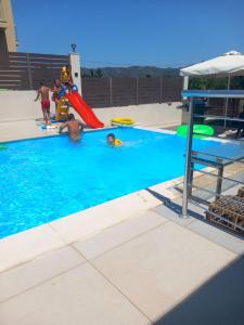 A piscina localizada em Giannis Villa ou nos arredores