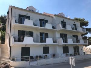 un edificio blanco con balcones en un lateral en Villa Royal, en Cavtat