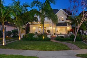 een wit huis met palmbomen in de tuin bij Coronado Seaside Cottage in San Diego