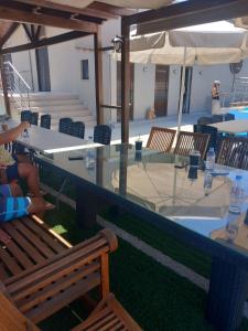 uma mesa de vidro com cadeiras e um estofados de estandartes em Giannis Villa em Skinés
