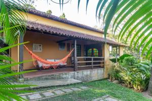 une maison avec un hamac sur la terrasse couverte dans l'établissement Don Pascual, à Rio de Janeiro