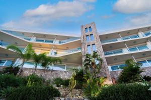 een uitzicht op een gebouw bij Cora Luxury Home in Taormina