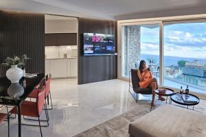 een vrouw in een stoel in een woonkamer bij Cora Luxury Home in Taormina