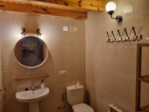 ビリャヌアにあるCasa Biniuのトイレ、洗面台、鏡のあるバスルーム +32枚の写真