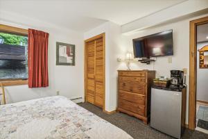 um quarto com uma cama, uma televisão e uma cómoda em Highridge B16A Hotel Room Only, Delightful hotel room, sleeps 2 em Killington