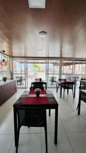 Um restaurante ou outro lugar para comer em Hotel Pousada Kairos Manaira