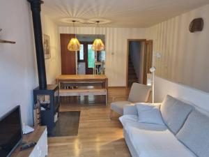 ビリャヌアにあるCasa Biniuのソファと暖炉のあるリビングルーム