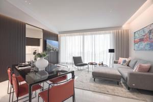 een woonkamer met een bank en een tafel bij Cora Luxury Home in Taormina +28 foto's