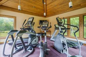 een fitnessruimte met diverse hometrainers in een kamer bij Highridge B16A Hotel Room Only, Delightful hotel room, sleeps 2 in Killington