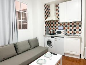 マラガにあるApartamentos Málaga centroのリビングルーム(ソファ、電子レンジ付)