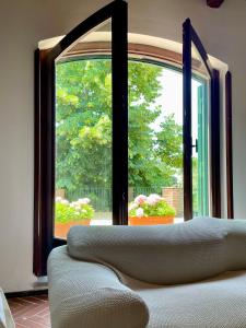 Pokój z oknem z kanapą przed nim w obiekcie Romantic Etna house Etna Mare w mieście Pedara