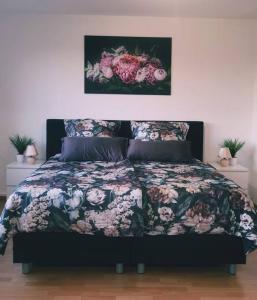 1 dormitorio con 1 cama con colcha de flores en Ferienwohnung Sigmaringen, en Sigmaringen