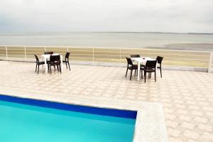 Bazén v ubytování Hotel Crucero nebo v jeho okolí