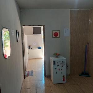 um corredor com um pequeno frigorífico num quarto em Flat estação em Juazeiro do Norte