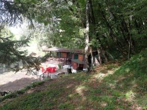 una casa al lado de una colina con árboles en Casa d' Amore, 