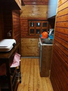 una pequeña cocina con fregadero y encimera en Casa d' Amore, 