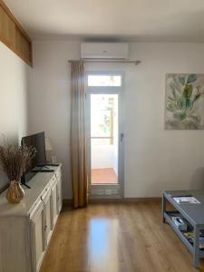 ein leeres Wohnzimmer mit einer Tür zu einem Flur in der Unterkunft Piso- Huesca Capital - with elevator in Huesca