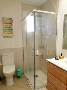 y baño con ducha, aseo y lavamanos. en Piso- Huesca Capital - with elevator, en Huesca