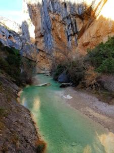 une rivière dans un canyon d'eau verte dans l'établissement Piso- Huesca Capital - with elevator, à Huesca