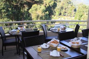 un restaurant avec des tables et de la nourriture sur un balcon dans l'établissement Hôtel et Résidence Costa Rossa, à Porto Ota