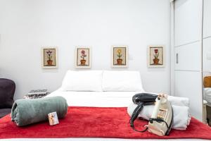 1 dormitorio con cama y alfombra roja en Garden Rio - Facilidade e Tranquilidade!, en Río de Janeiro