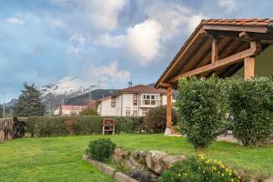 a house in a yard with a roof at Excepcional Apartamento El Olivo in Ojedo