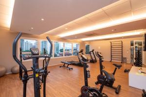 a gym with several treadmills and exercise bikes at Studios aconchegantes no Setor Marista BLS in Goiânia