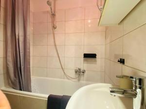 ein Badezimmer mit einem Waschbecken, einer Dusche und einer Badewanne in der Unterkunft Schönes Wohnen in Groß-Buchholz - Zentral+Modern in Hannover