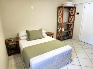 Giường trong phòng chung tại Flats Enseada Delphin