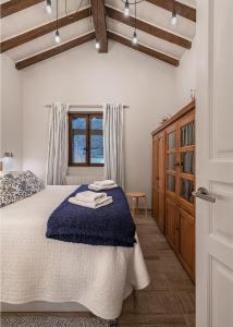 a bedroom with a bed with a blue blanket at Excepcional Apartamento El Olivo in Ojedo