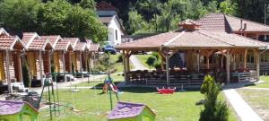 Taman di luar Južni Vetar