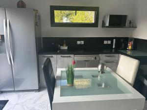 una cucina con tavolo e pianta in vaso di Dépendance région bordelaise a Saint-Loubès