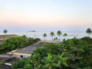 uitzicht op het strand vanaf het resort bij Flats Enseada Delphin in Guarujá