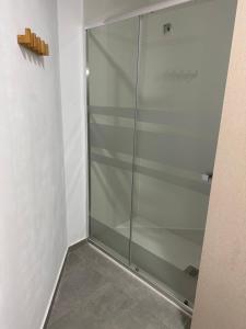 baño con cabina de ducha con puerta de cristal en Apartamento Valencia 17, en Paiporta