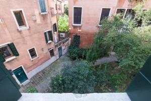 an overhead view of a courtyard in a building at Casa Del Melograno in Venice
