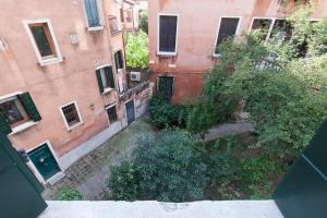 uma vista sobre um pátio num edifício em Casa Del Melograno em Veneza