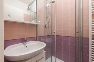 ein Bad mit einem Waschbecken und einer Dusche in der Unterkunft Casa Del Melograno in Venedig