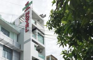 znak na boku budynku w obiekcie Number One Hotel w mieście Cần Thơ