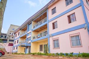 um edifício azul e rosa em Appartement Avec vue panoramique em Yaoundé