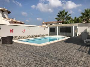 - une piscine dans l'arrière-cour d'une maison dans l'établissement Casa Alta - villa med privat svømmebasseng, à Ciudad Quesada