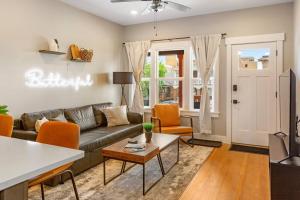 比尤特Modern condo in the heart of uptown Butte - Unit A的带沙发和桌子的客厅