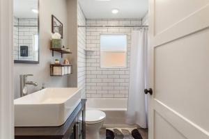 比尤特Modern condo in the heart of uptown Butte - Unit A的带水槽和马桶的白色浴室