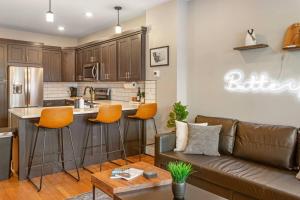 比尤特Modern condo in the heart of uptown Butte - Unit A的带沙发的客厅和厨房