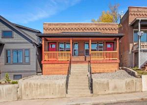 比尤特Modern condo in the heart of uptown Butte - Unit A的街上有大甲板的房子