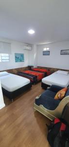 Habitación con 4 camas en una habitación en Cabaña villa kary, en Barranquilla