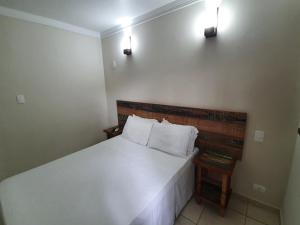 Giường trong phòng chung tại Flats Enseada Delphin