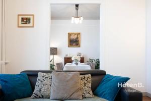 - un salon avec un canapé et une table dans l'établissement "Les Effrontés" Louis Blanc Charming Apartment, à Limoges